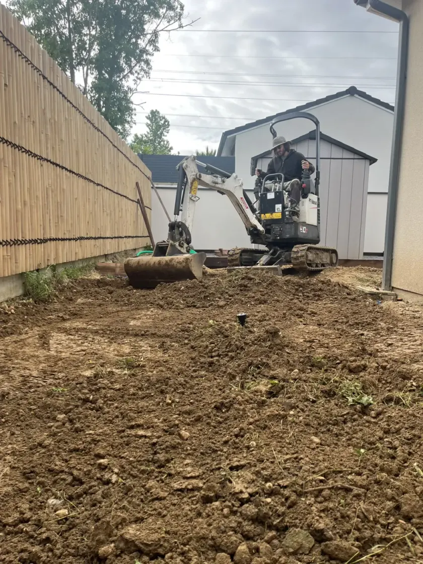 Mini-pelle LGB Paysage préparant le terrain d’un futur jardin